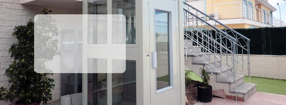 ascensor unifamiliar instalado en un patio